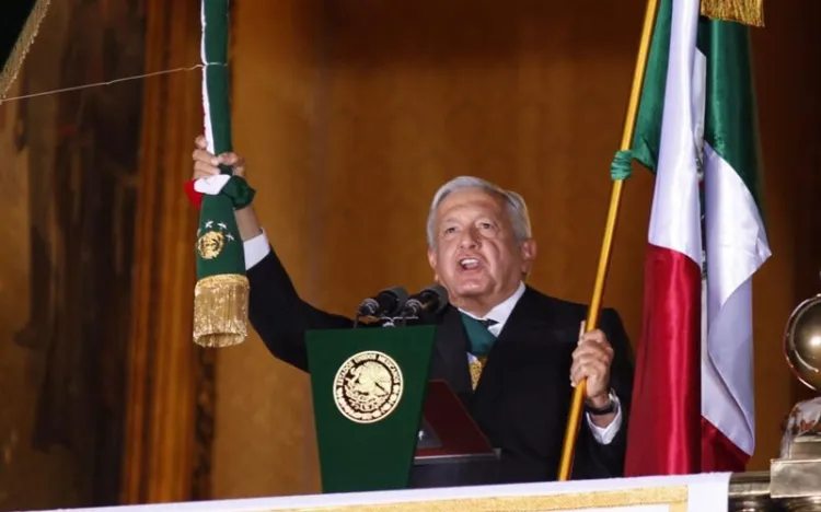 ¡Viva México!, da AMLO el grito en un Zócalo vacío