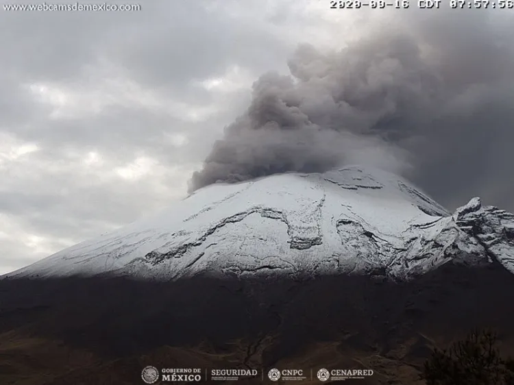 Volcán Popocatépetl amanece nevado