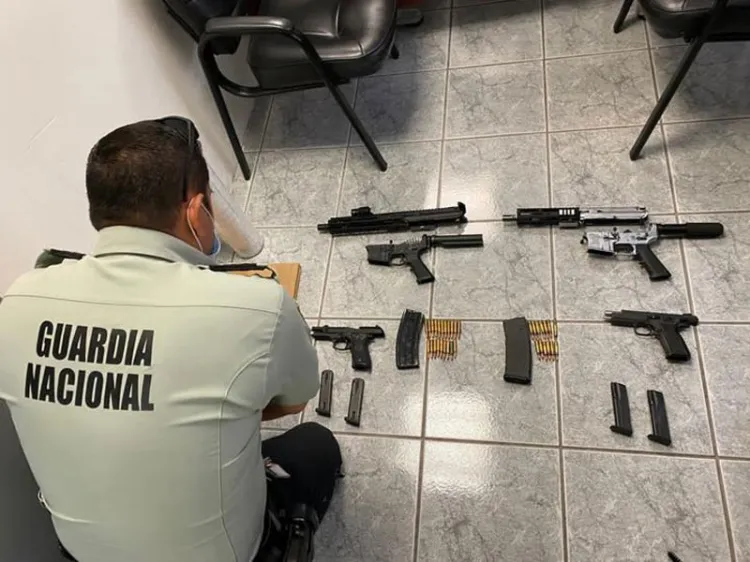 Decomisan armas a estadounidense