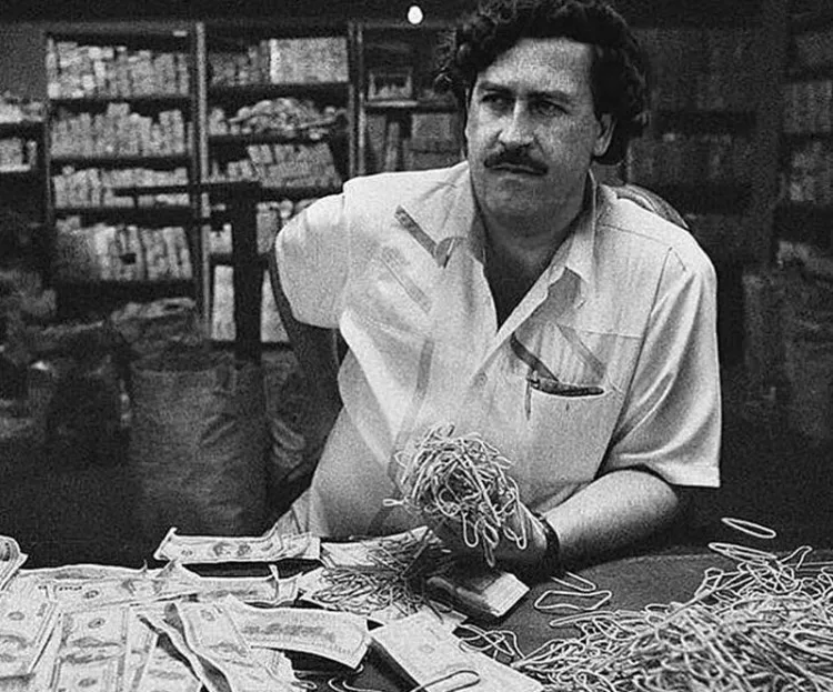 Encuentran 18 millones de dólares en escondite de Pablo Escobar