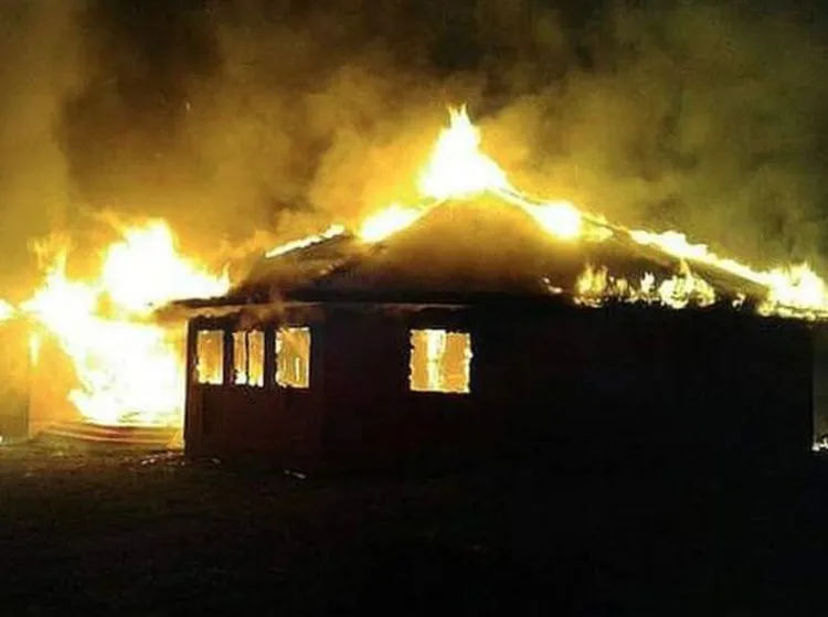 Incendian sujetos armados 2 restaurantes y vehículos