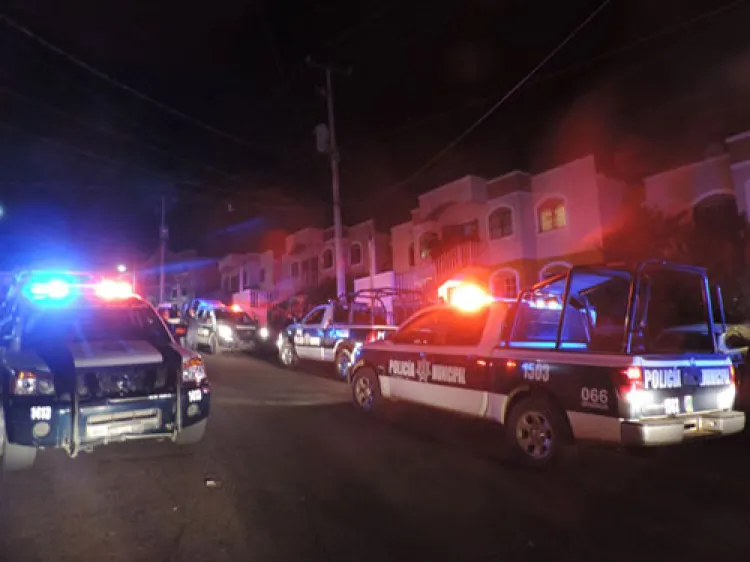 Le arrojan durante fiesta bomba molotov