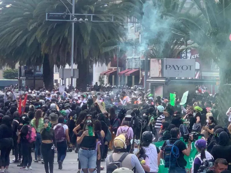 Encapuchadas lanzan bombas molotov y cohetones contra policías