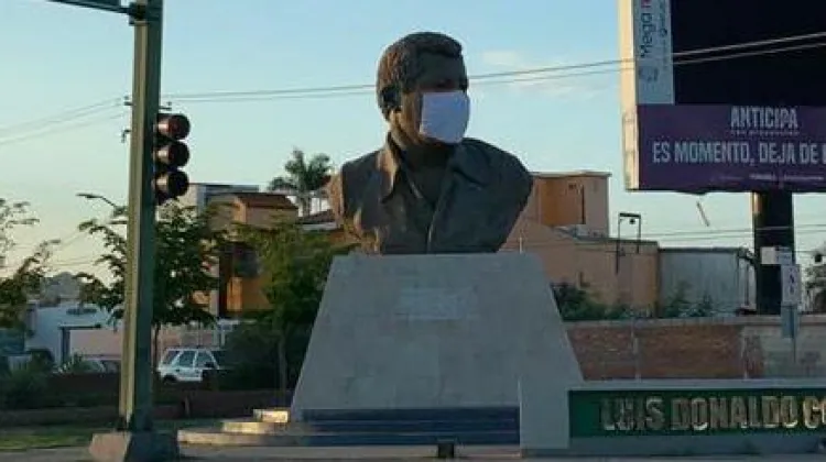 Colocan cubrebocas en monumentos