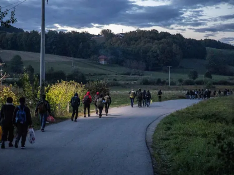 Hondureños inician caravana hacia EU para escapar de pobreza y Covid