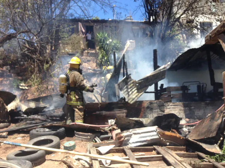 Arde vivienda en Los Encinos