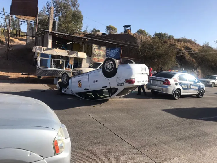 Vuelca taxista al quedarse dormido