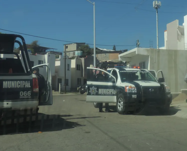 Arrestan a ebrio agresivo