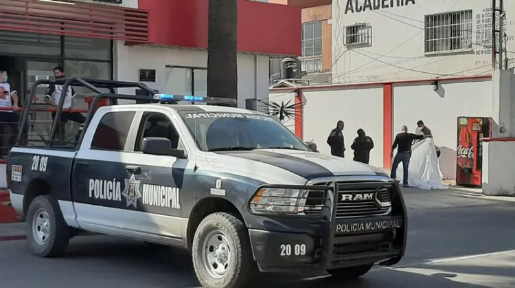 Abandonan muerto frente a Cruz Roja