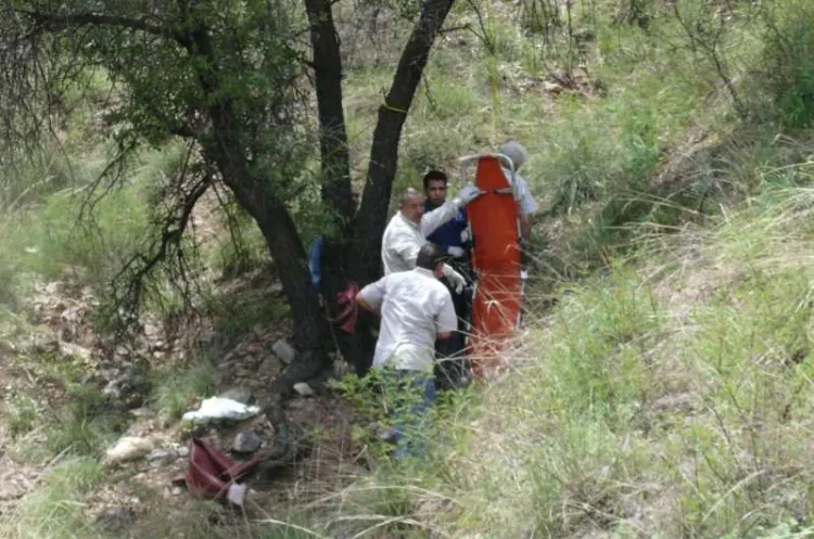 Hallan a hombre muerto colgado de un árbol