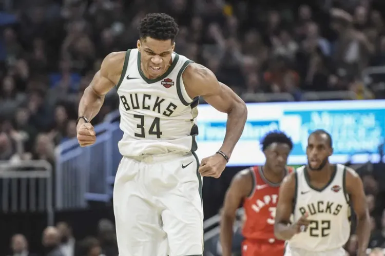 Giannis se queda en Bucks