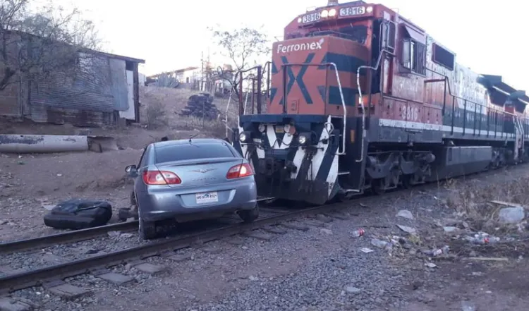 Intenta ganarle al tren, termina impactado