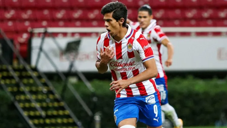 Sigue Macías en las Chivas