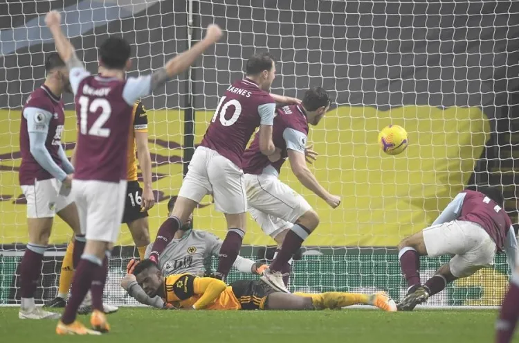 Burnley vence a los Wolves