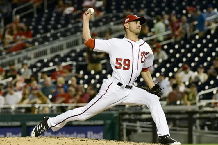 Tomateros refuerzan bullpen