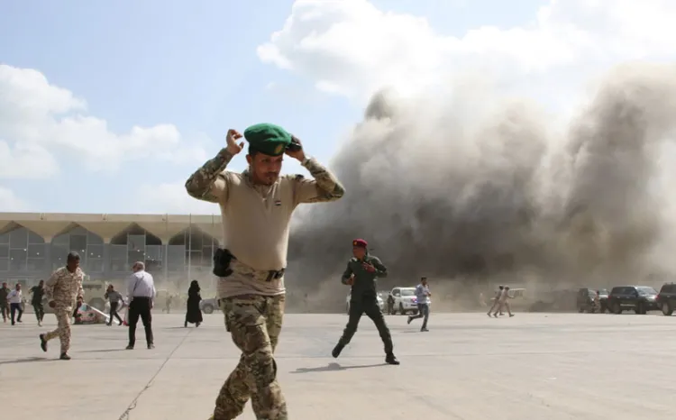 Explosión en aeropuerto de Yemen deja al menos 22 muertos