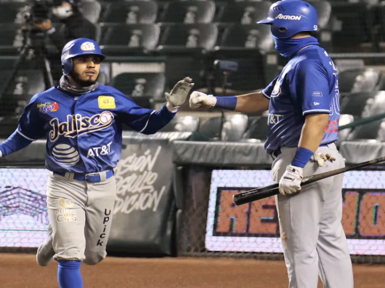 Pasan Charros Sobre Yaquis