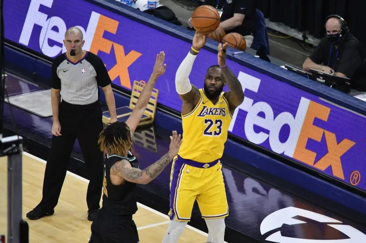 Lakers gana cuarto seguido