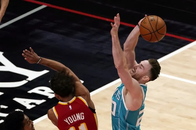 Hayward anota 44 al ganar Hornets