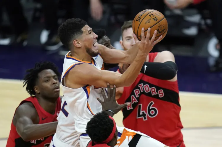 Soles doman  a los Raptors