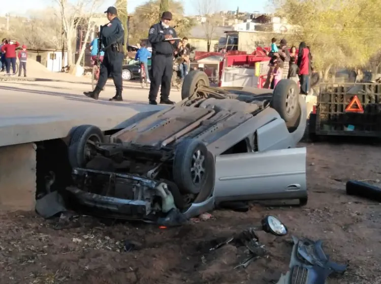 Vuelca menor por exceso de velocidad