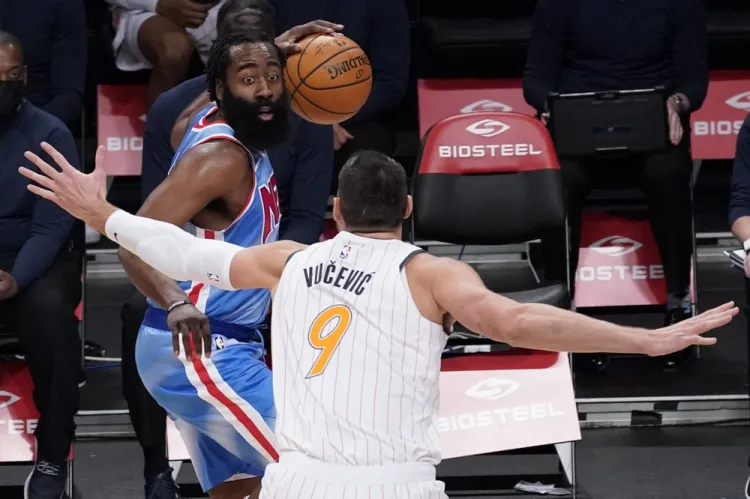 Harden debuta con triple-doble