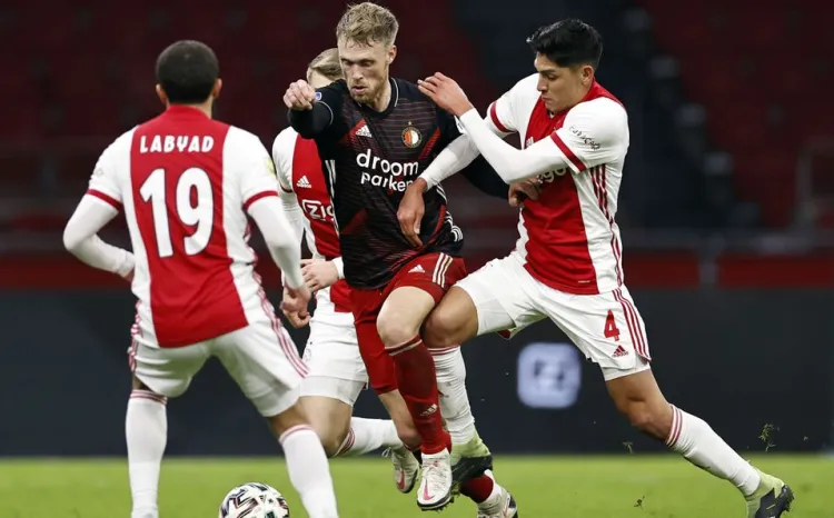 Sigue Ajax en la cima