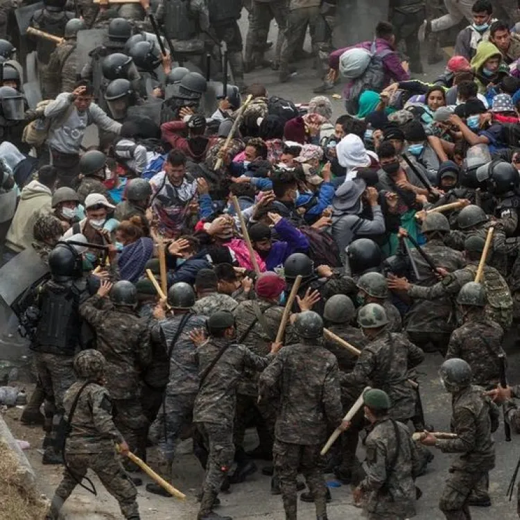 Caravana migrante intenta avanzar entre golpes y gas lacrimógeno