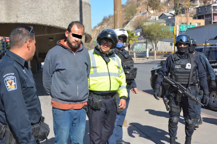 Amaga con cuchillo a transeúntes