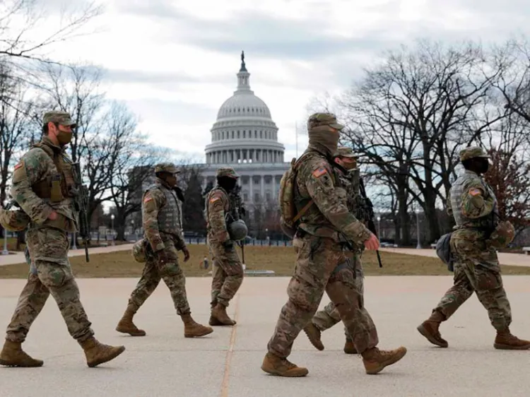 Caen 2 guardias de investidura de Biden por lazos con ultraderecha