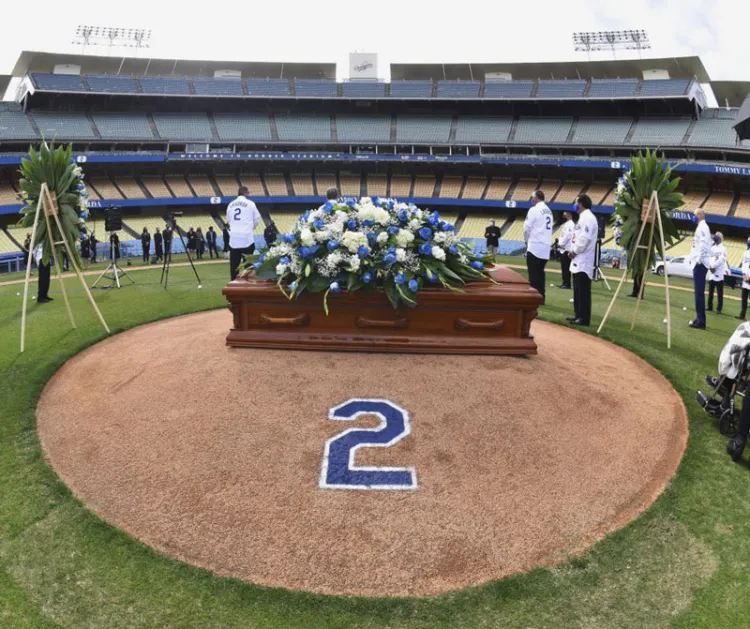 Honran a Lasorda en Dodger Stadium