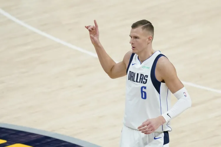 Porzingis guía a Mavericks