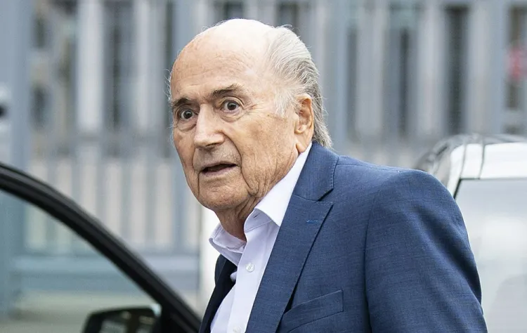 Pasa Blatter semana en coma