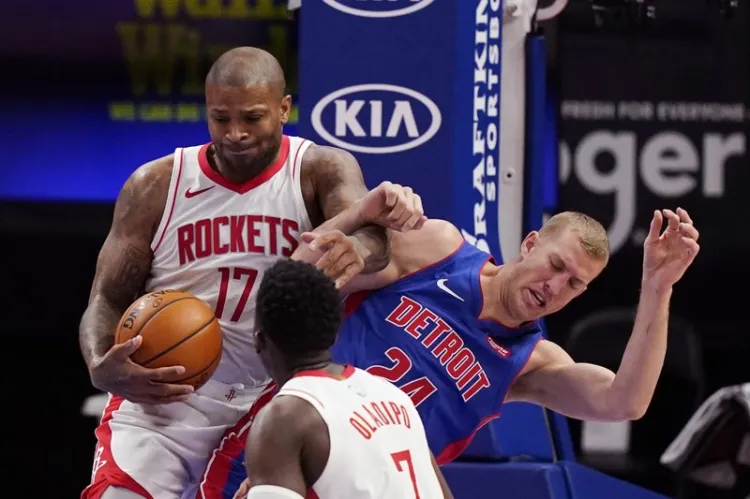 Rockets derrota a Pistones