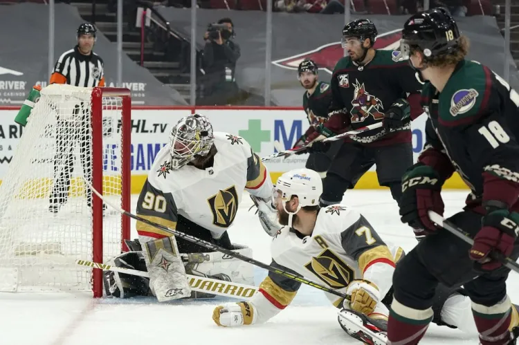 Coyotes frenan a Golden Knights