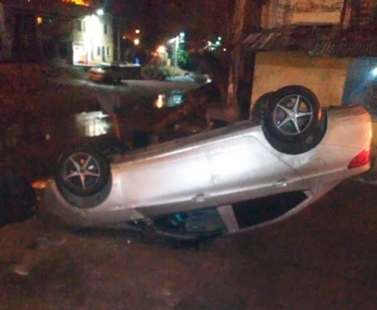 Hallan carro volcado en Lomas de Nogales II