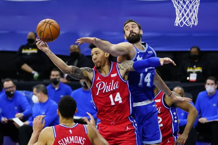 Sixers gana duelo de punteros