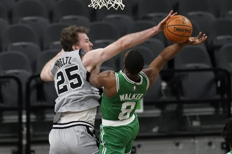 DeRozan y Johnson guían a Spurs