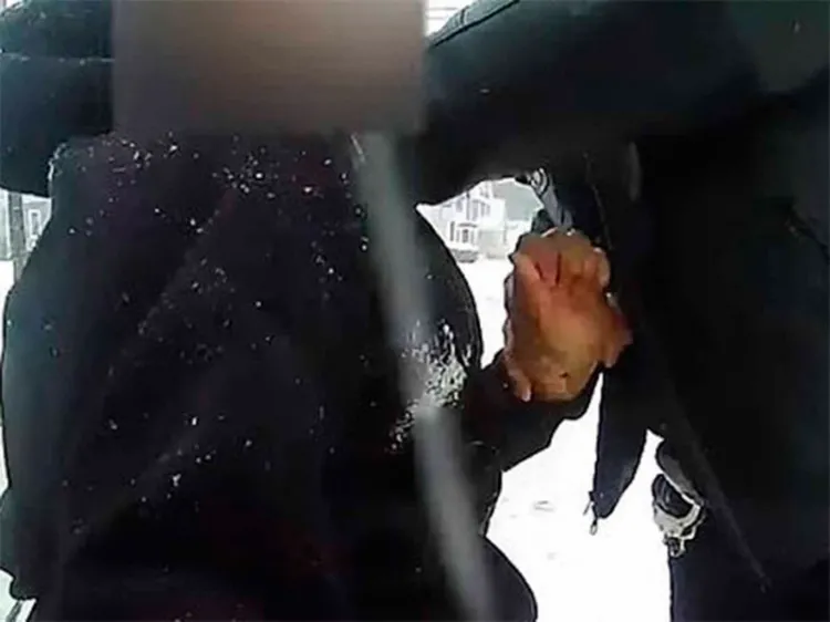 Policías de EU esposan y rocían gas pimienta a menor afroamericana