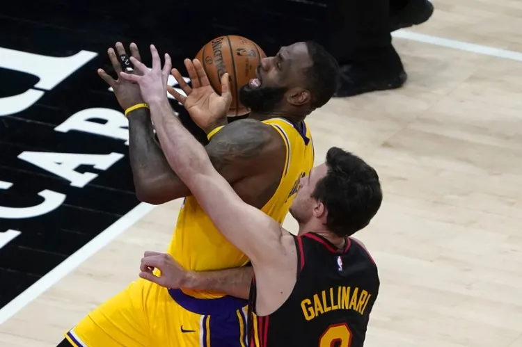 James y Davis guían a Lakers