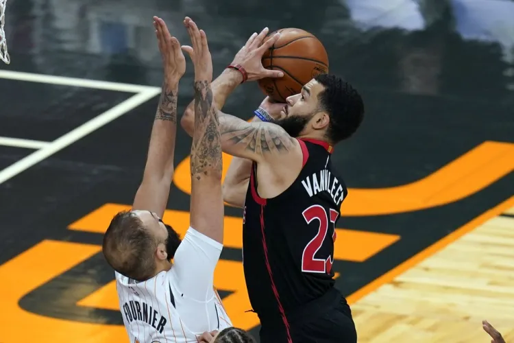 VanVleet anota 54