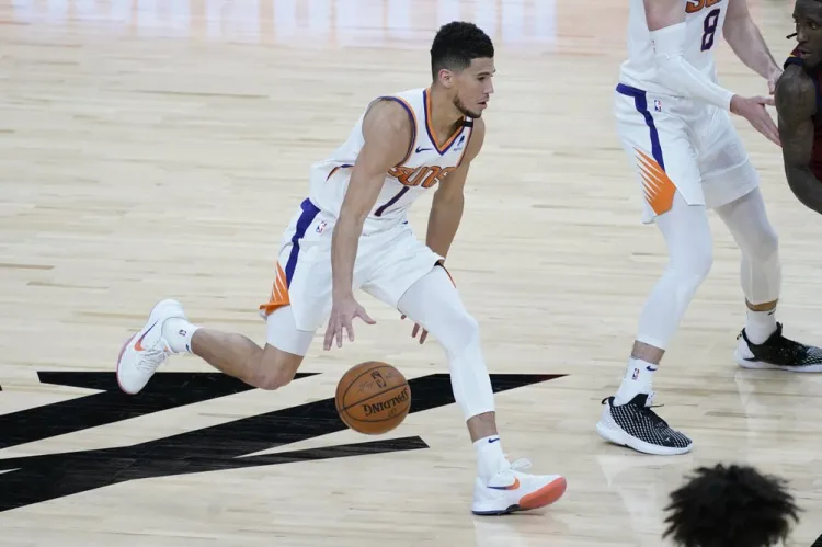 Booker aniquila a los Cavs