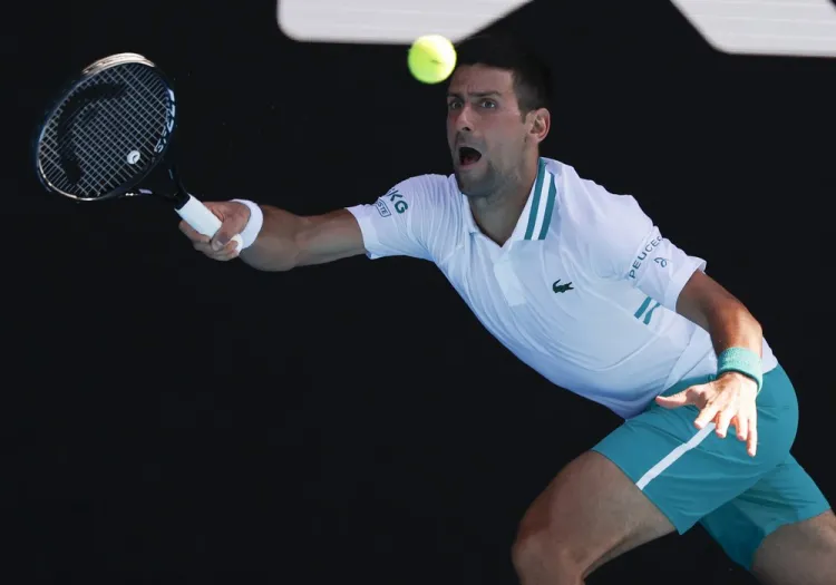 Djokovic avanza sin problemas