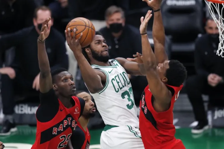 Ojeleye guía a Celtics