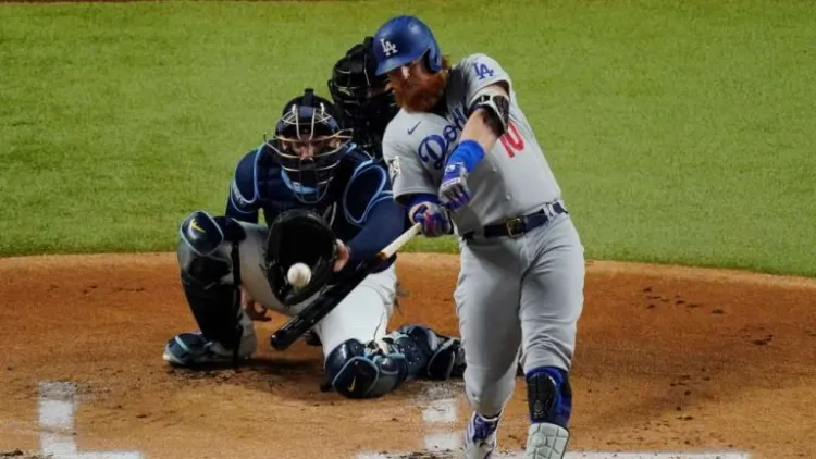 Retienen Dodgers a Justin Turner