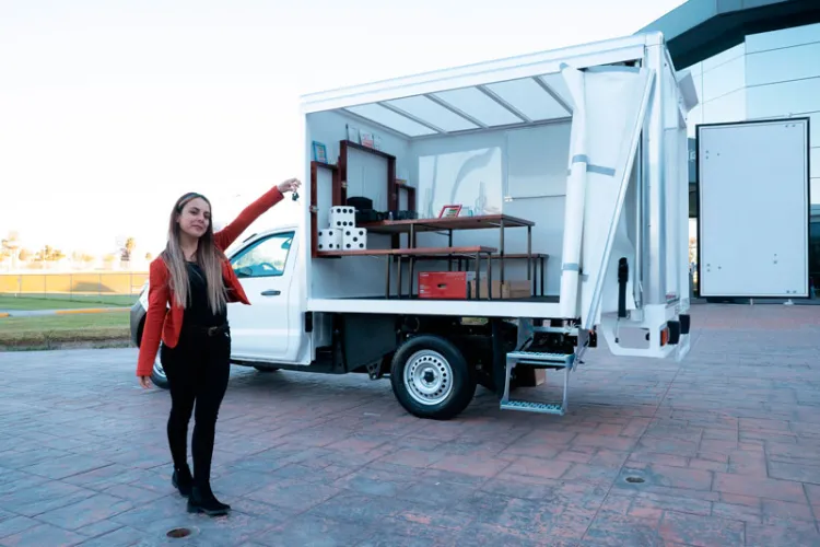 Entrega Nissan a maestra pick up adaptado como salón de clases móvil