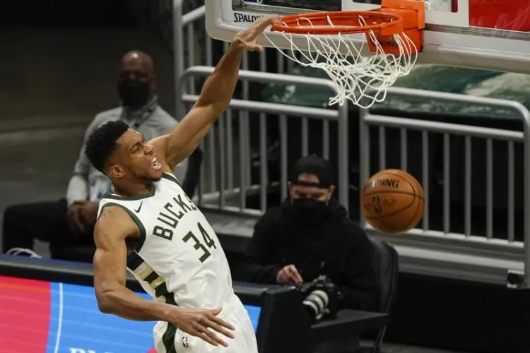 Bucks frenan mala racha