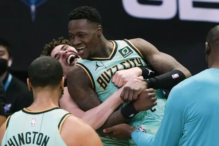 Rozier da victoria a Hornets