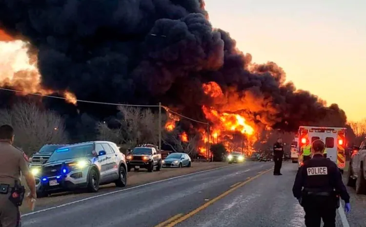 Choque de tren y camión en Texas provoca incendio y evacuación