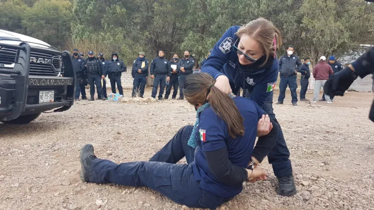 Terminan agentes policiacos curso de competencias básicas